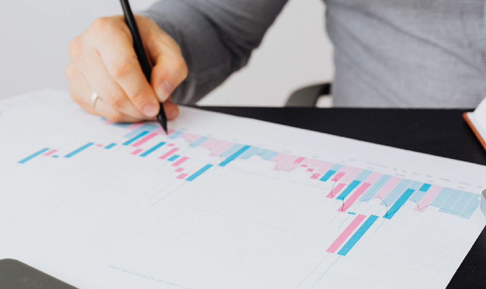 Can an Attractive Woman Really Make More Money? What Are the Best Ways to Do It?