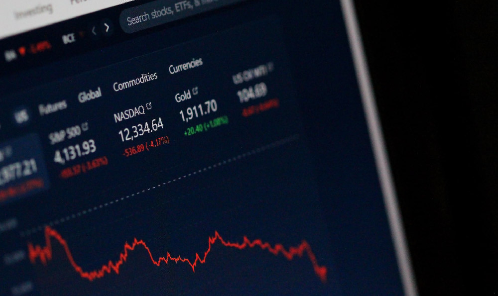 How do fantasy sports apps generate revenue, and what are their monetization strategies?
